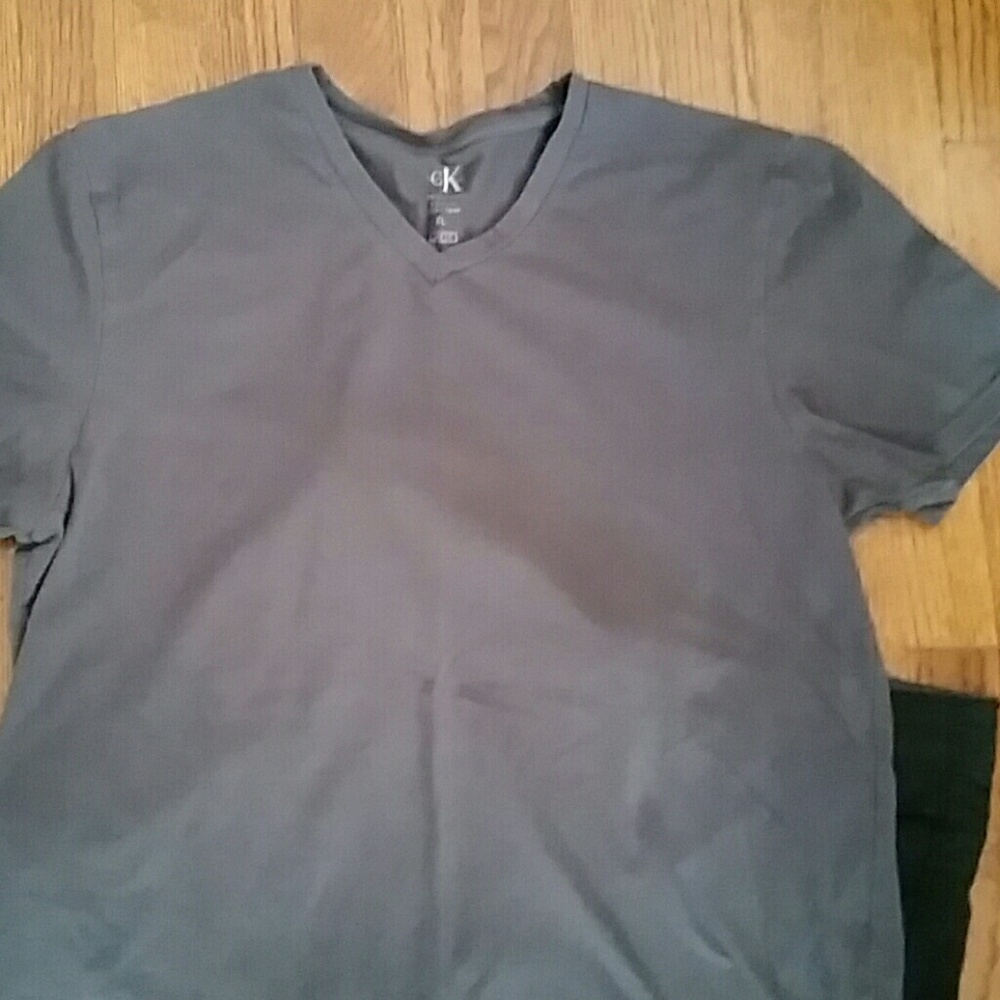 Calvin Klein Men's XL Slim Fit Vee Neck Gray T-shirt